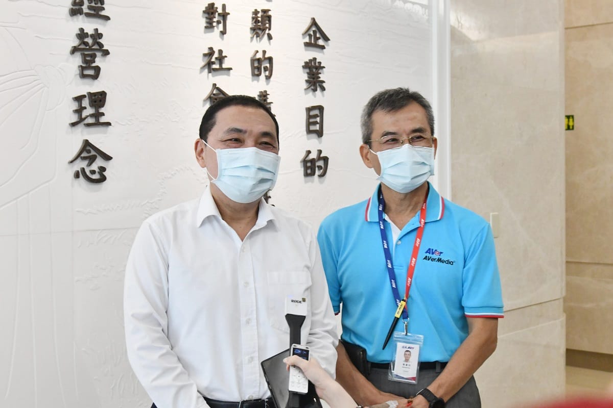 侯友宜與郭重松一見如故。 圖：新北市勞工局提供