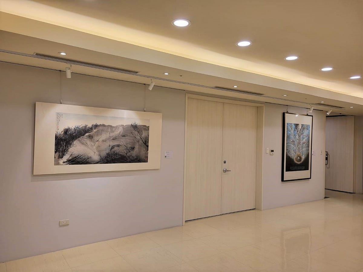 （左）藝術家黃才松作品《沙流意自隨》與藝術家李振明作品《當存在已不再》（右）。 圖：新北市文化局提供