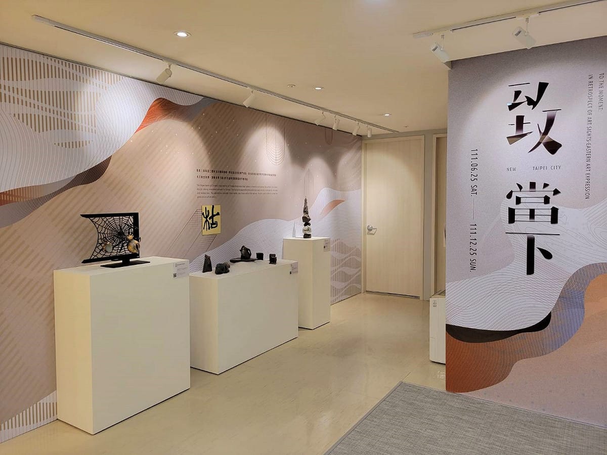 此次新北市政府行政大樓18樓「致當下：回視藝景－東方寫意」主題展囊括鶯歌工商陶藝作品。 圖：新北市文化局提供