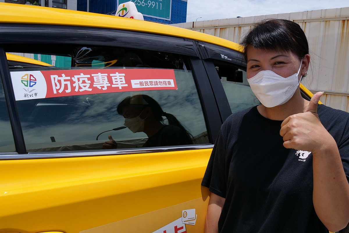 抗疫車隊駕駛吳淑華只要聽到一句簡單的「謝謝」，心裡就很滿足。 圖：新北市交通局提供