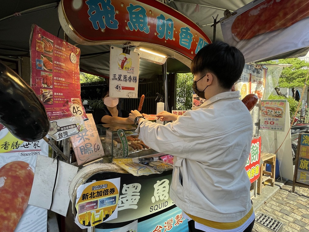 新北加倍券高達33.47%的加倍券消費於餐飲業，有效降低疫情對餐飲業衝擊。 圖：新北市經發局提供