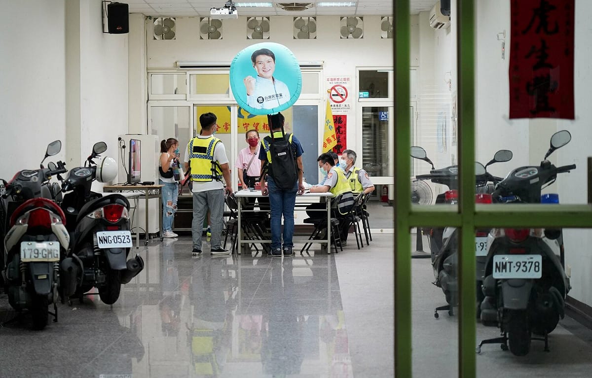 許瑞宏到守望相助隊打招呼。 許瑞宏/提供