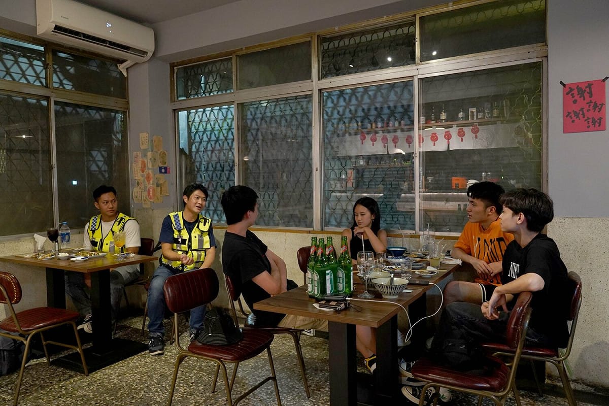 許瑞宏夜巡途中到中區「武吉」享用宵夜，與來台中遊玩的年輕人互動。 許瑞宏/提供