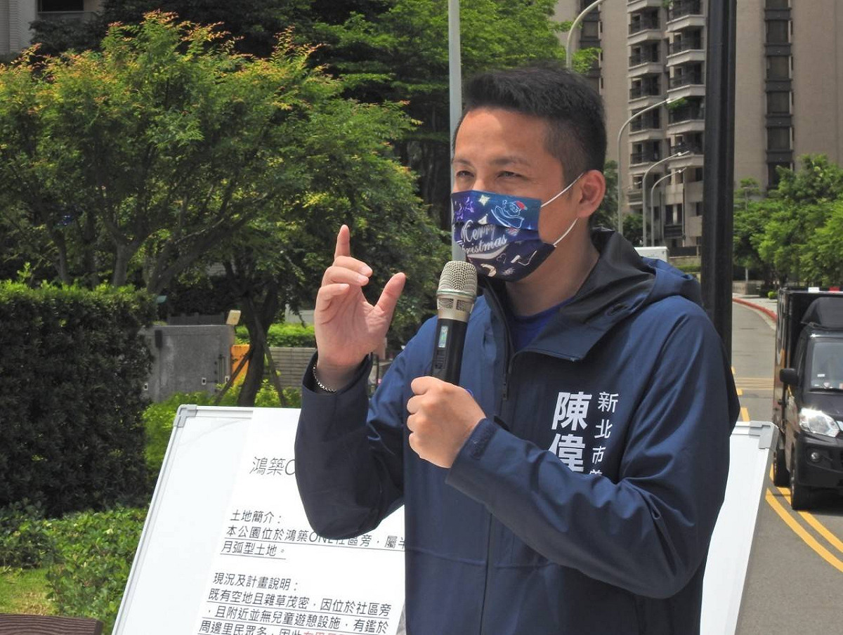 新北市議員陳偉杰感嘆地說，中央搞錯這麼重要的資料，就讓新北背了這麼多天的黑鍋，結果一句誤貼就輕描淡寫的帶過，但打擊新北基層人員確是那麼的沉重。 圖：陳偉杰辦公室提供