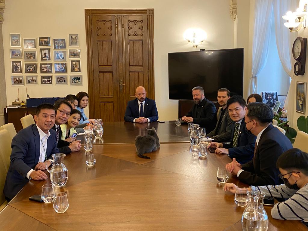 許智傑、林靜儀等人，今拜訪波蘭弗羅次瓦市市長Jacek Sutryk(圖中)。 圖：許智傑辦公室提供