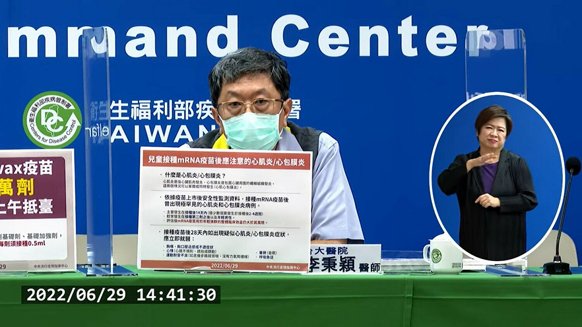 衛生福利部傳染病防治諮詢會預防接種組(ACIP)召集人李秉穎於今(29)在記者會上說明何種人需要施打第四劑。 圖：翻攝自2022/6/29中央流行疫情指揮中心嚴重特殊傳染性肺炎記者會