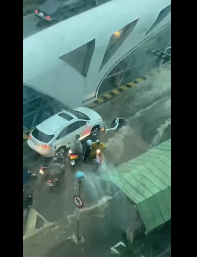 台中市今（29）日下午出現短時強降雨，網友在臉書粉專「靠北違規」PO出台灣大道機慢車道變成湍急小溪的畫面。 圖：臉書粉專「靠北違規」影片截圖