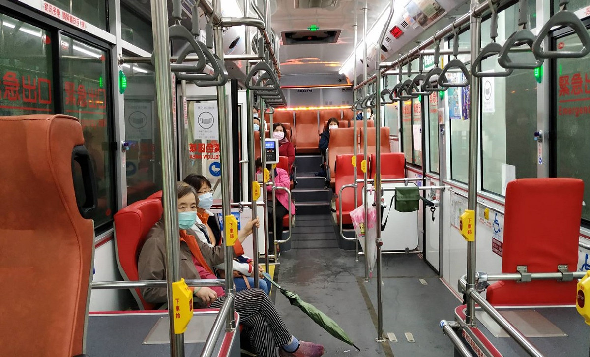 台灣已進入第4波新冠疫情，感染科專家黃高彬接受訪問時建議，建議民眾至少戴口罩到5月底，特別是在公共交通工具、密閉空間。 圖：新北市交通局提供（資料照）