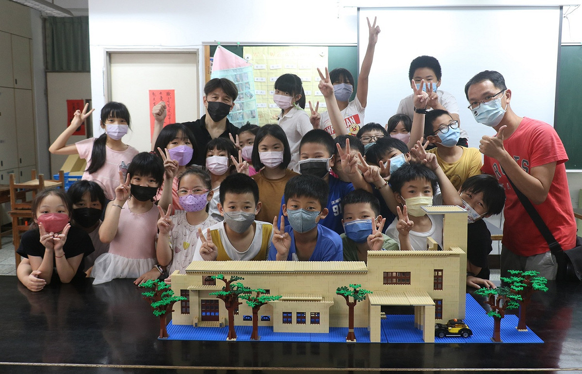 後埔國小師生與樂高老師合力創作市定古蹟板橋放送所的大型樂高模型。 圖：新北市文化局提供
