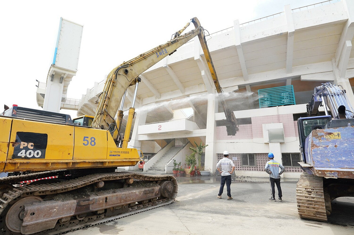 中正運動場三分之二看台將拆除。 圖：高雄市政府提供