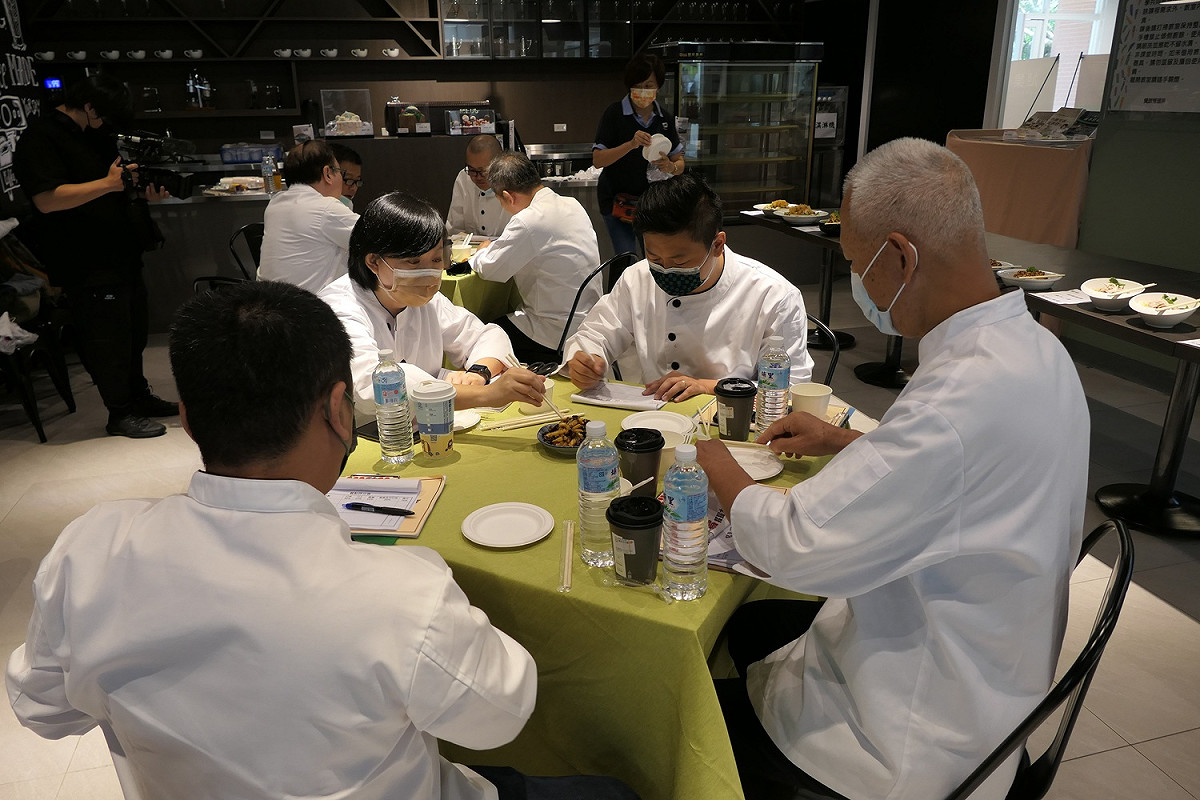 饗賓餐旅總經理陳毅航（右二），與資深廚師們嚴謹評分中。 圖：醒吾科技大學提供