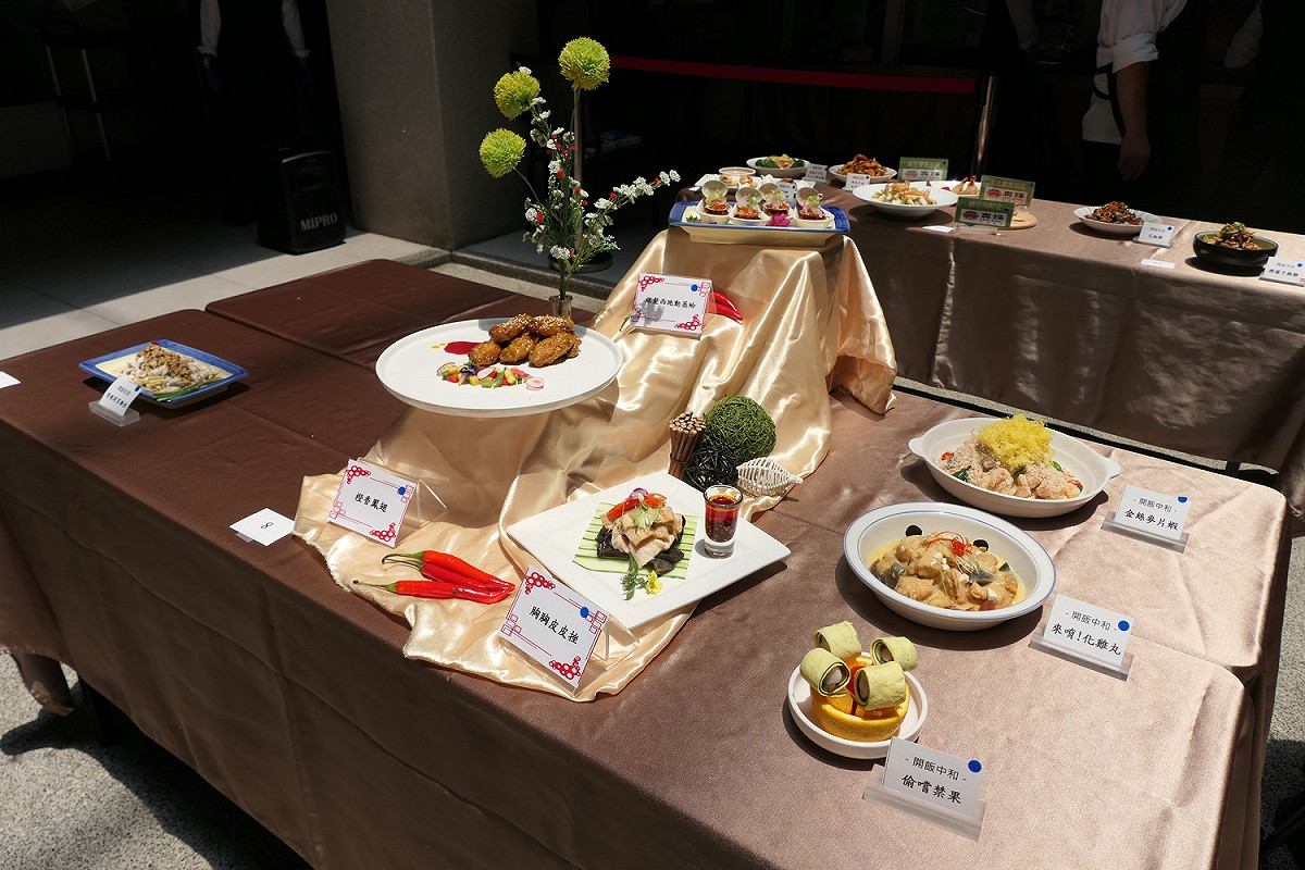 展示台上的創意料理及命名，感受到參賽者們滿滿的熱情與巧思。 圖：醒吾科技大學提供