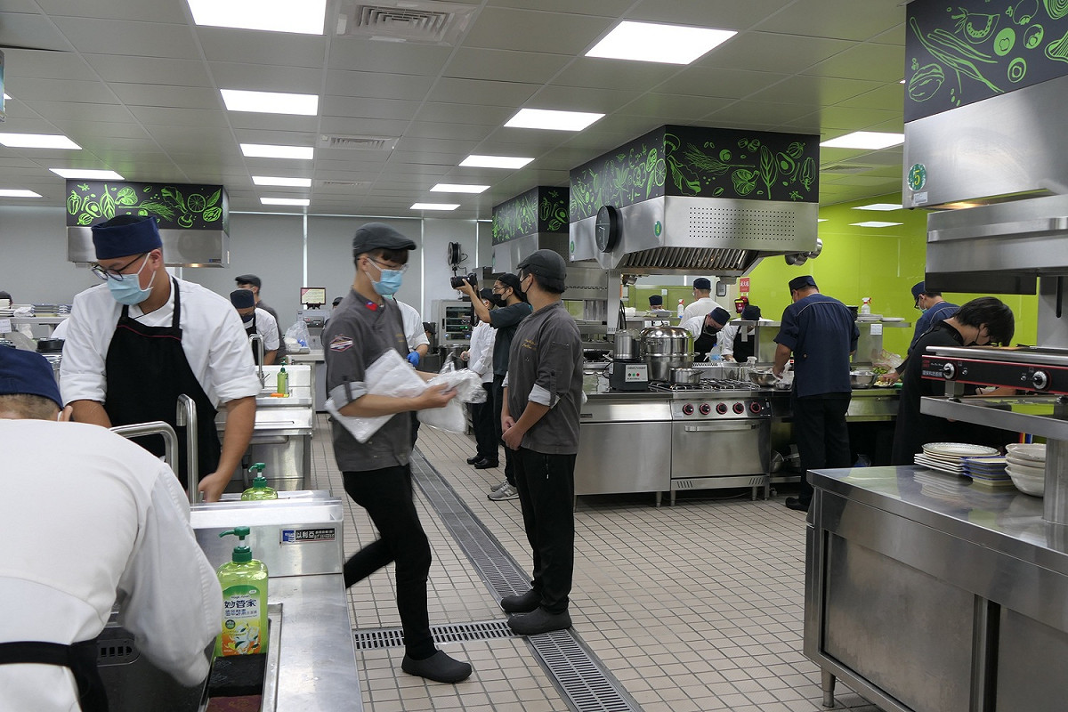 醒吾科大餐旅系同學有條不紊的協助參賽者，讓比賽活動進行非常順暢。 圖：醒吾科技大學提供