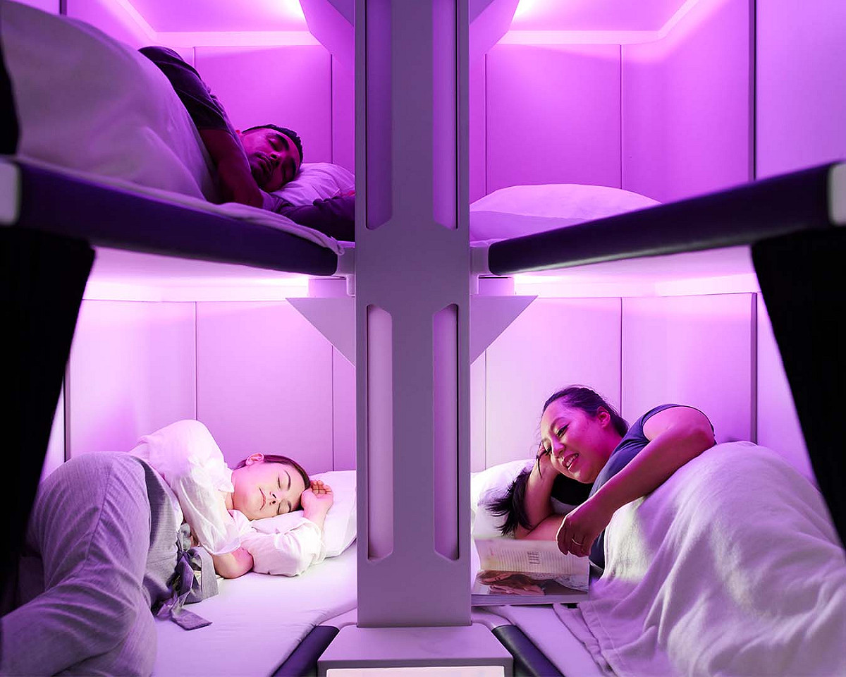 紐西蘭航空推出全球首個經濟艙雙層床「Skynest」，可以讓預算有限的乘客完全平躺，舒適地飛行。 圖：翻攝自紐西蘭航空臉書