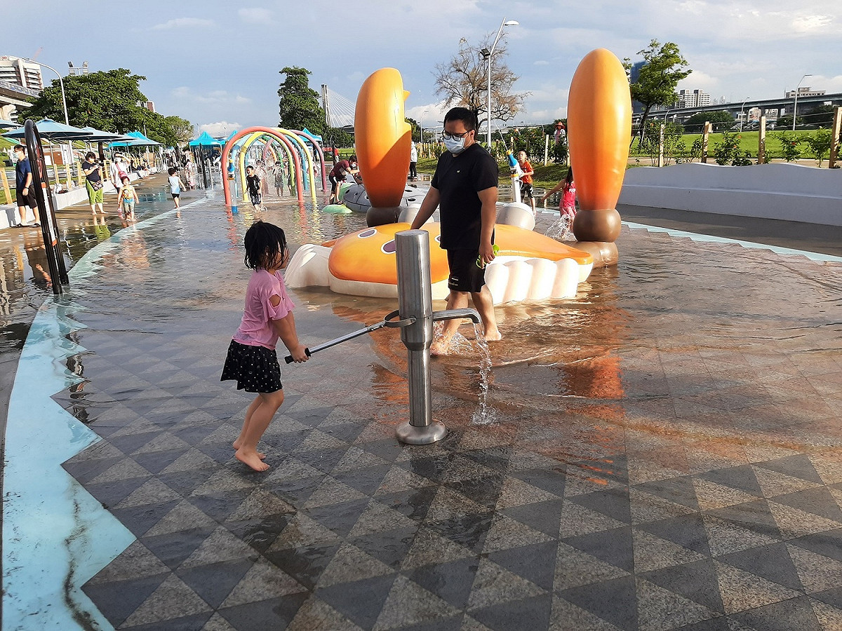 海世界水樂園-海底生物的造型玩水樂趣。 圖：新北市水利局提供
