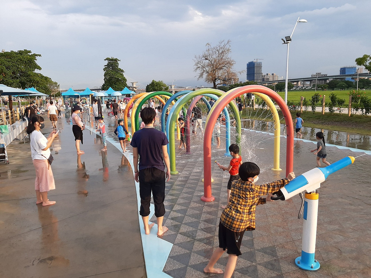 海世界水樂園-彩虹隧道。 圖：新北市水利局提供