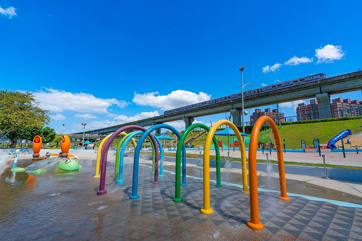 海世界水樂園-會噴水霧的彩虹隧道。 圖：新北市水利局提供