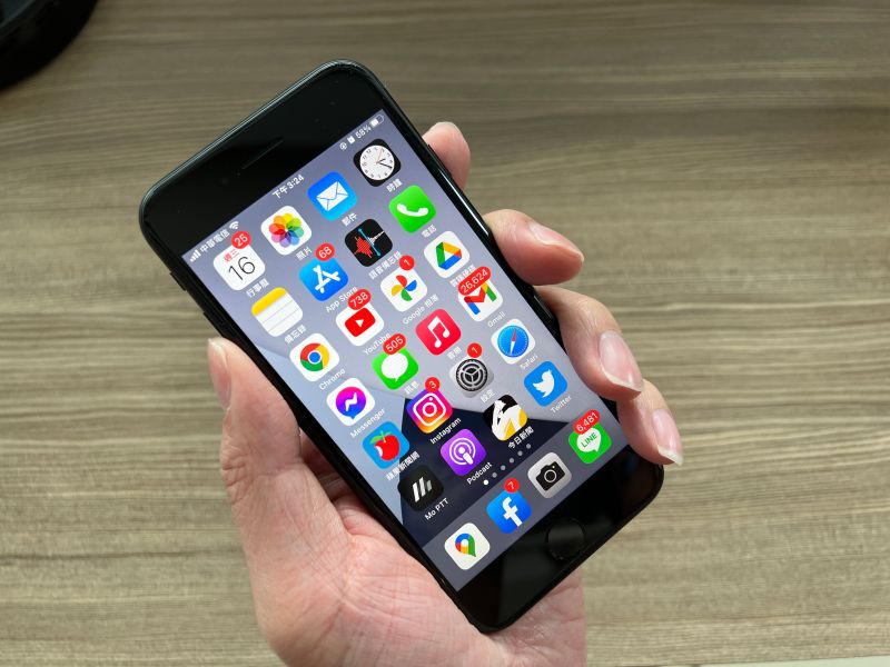 Apple公司出產的手機「iPhone系列」至今累積大票死忠果粉，每年上新品都會造成搶購潮。 圖/記者周淑萍攝