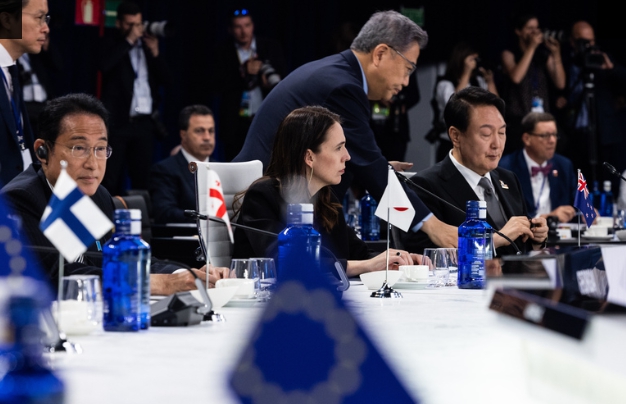 韓國總統尹錫悅(前右)與日本首相岸田文雄(左)首次出席北約峰會。