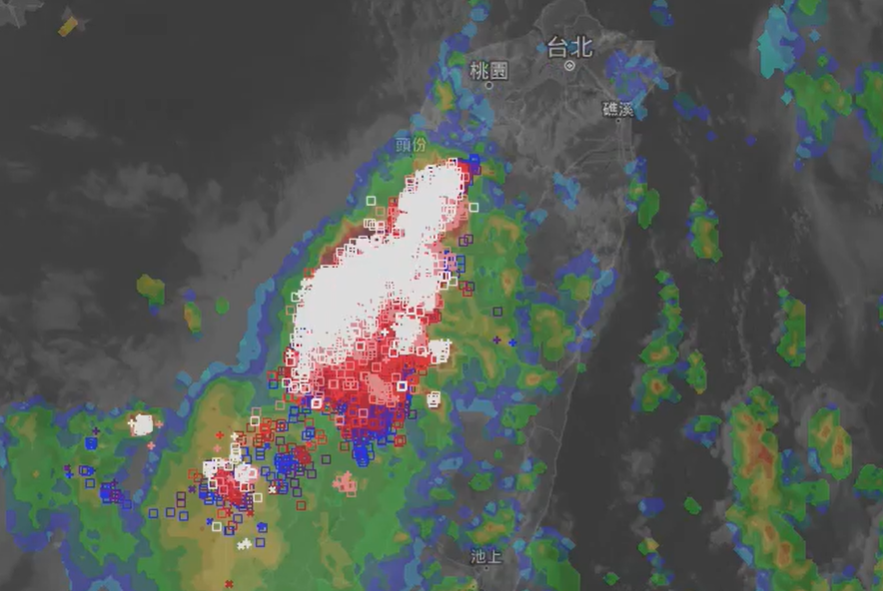 臉書粉專「天氣風險 WeatherRisk」指出，全台從昨天中午12點到晚上18點30分，總共發生了14萬次閃電、2萬1千次對地雷擊，只能用「誇張」來形容。 圖：擷取自臉書粉專「天氣風險 WeatherRisk」