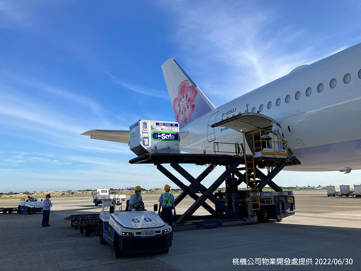 首批Novavax疫苗50.4萬劑於今日上午順利抵台。 圖：桃機公司物業開發處／提供
