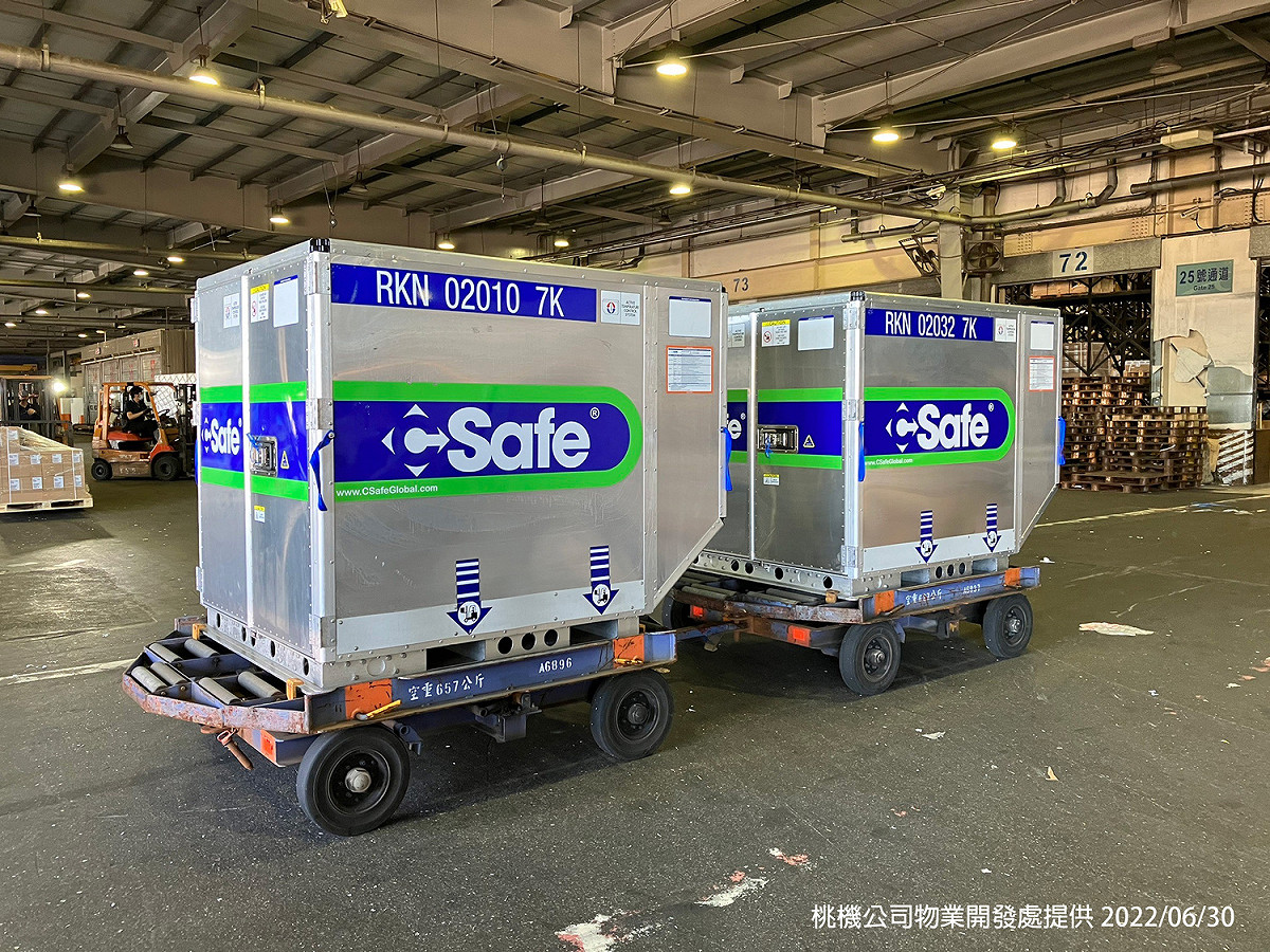 首批Novavax疫苗50.4萬劑抵台，通關後，直接運送至指定冷儲物流中心進行後續檢驗封緘作業。 圖：桃機公司物業開發處／提供