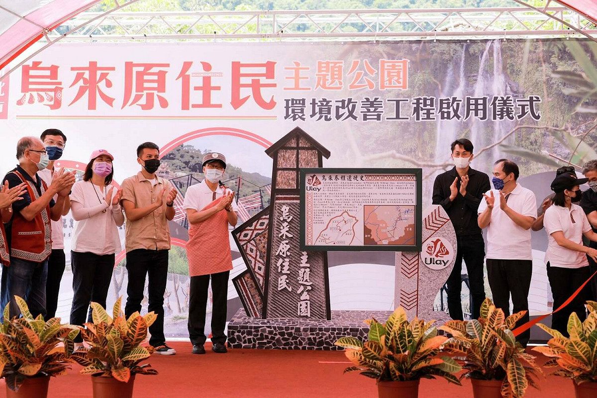 陳純敬與貴賓進行揭牌啟用儀式。