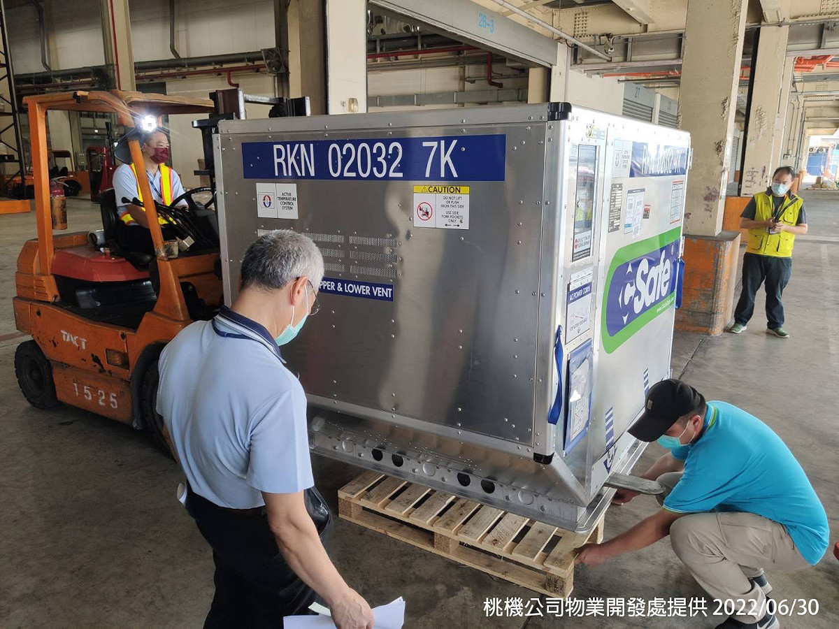 首批Novavax疫苗50.4萬劑於今日上午抵台。 圖：桃機公司物業開發處／提供