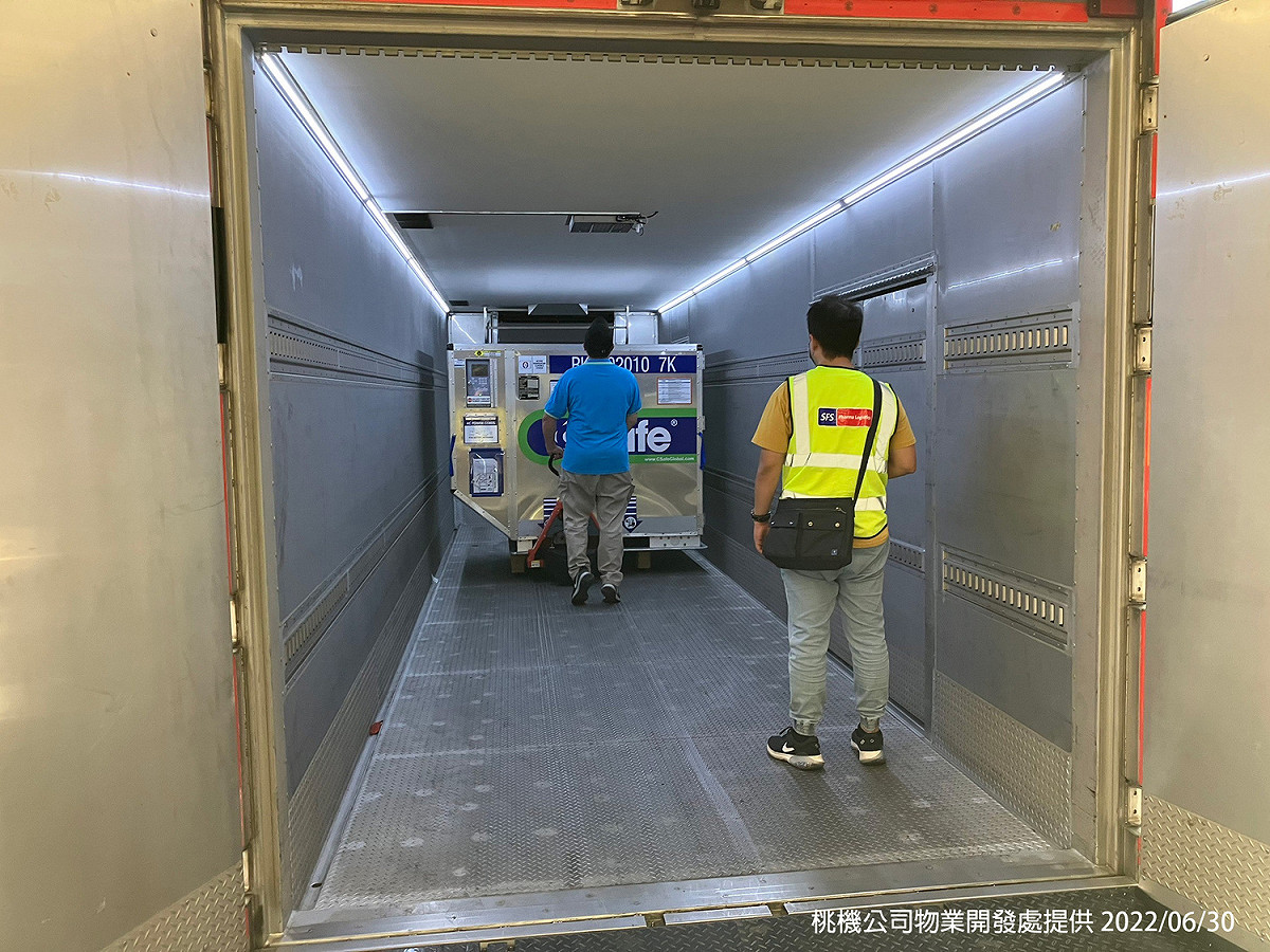 首批Novavax疫苗50.4萬劑完成通關程序後，直接運送至指定冷儲物流中心進行後續檢驗封緘作業。 圖：桃機公司物業開發處／提供