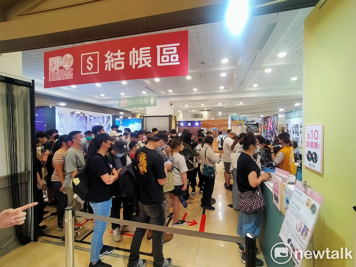 中友動漫祭結帳區人山人海。 唐復年/攝