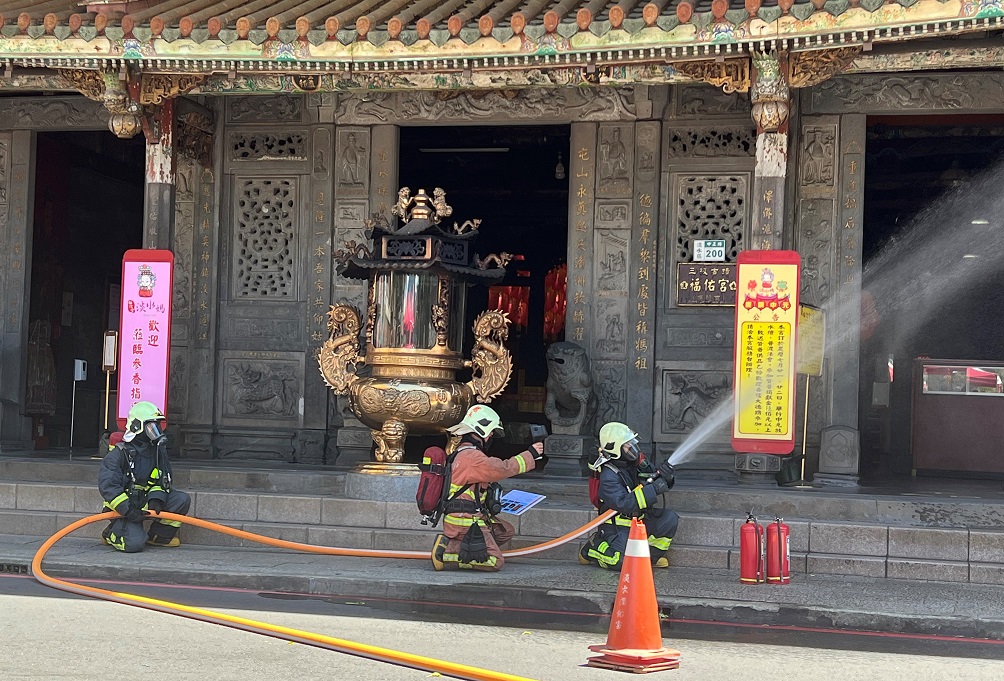 文化局此次與消防局、警察局、區公所、當地里長以及福佑宮所有人合作辦理廣域型災害風險演習，防災演練模擬消防員搶救古蹟建物。 圖：新北市文化局提供