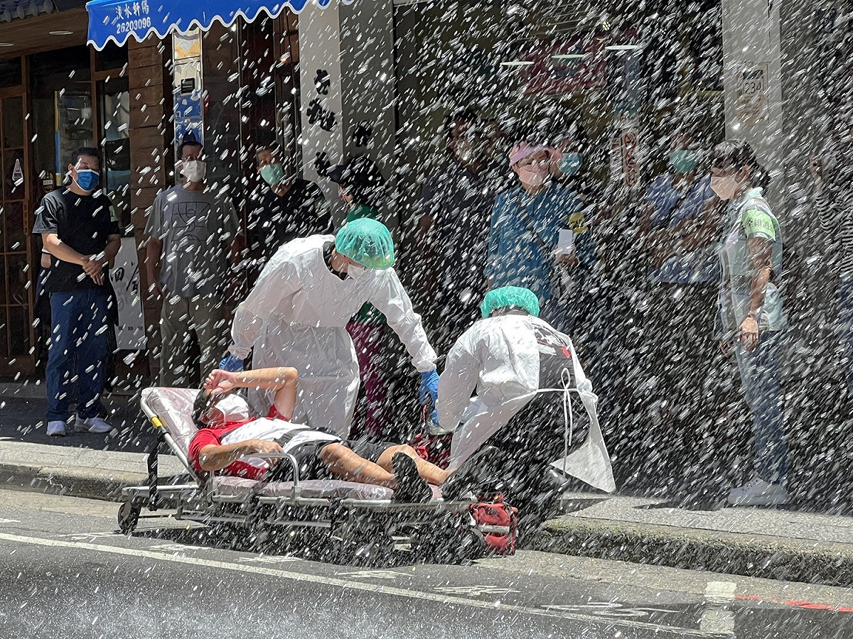 今(30)日市府將淡水老街街區結合新北市定古蹟「淡水福佑宮」進行防災演習模擬受傷民眾緊急送醫。 圖：新北市文化局提供