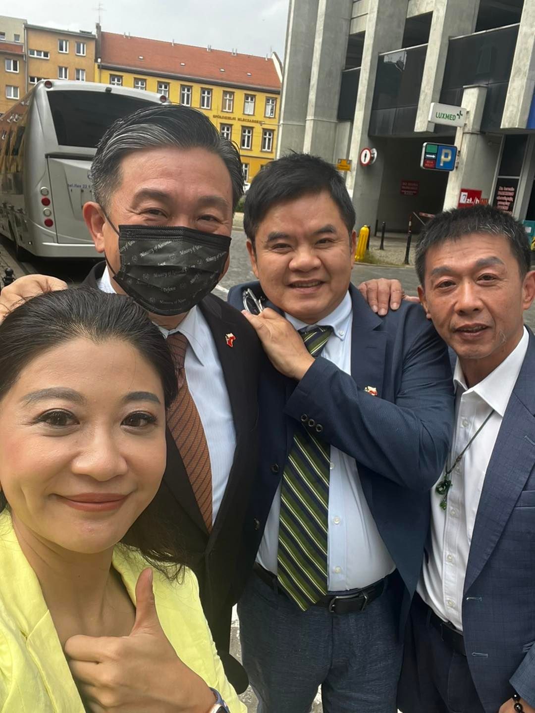 立委王定宇確診，卻貼出一張與同行無戴罩團員的合照，更在臉書上寫下：「友情勝疫情啊！」 圖：翻攝自王定宇臉書