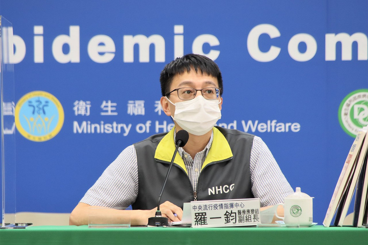 中央流行疫情指揮中心醫療應變組副組長羅一鈞說明今再增1名兒童腦炎過世。 圖：中央流行疫情指揮中心／提供