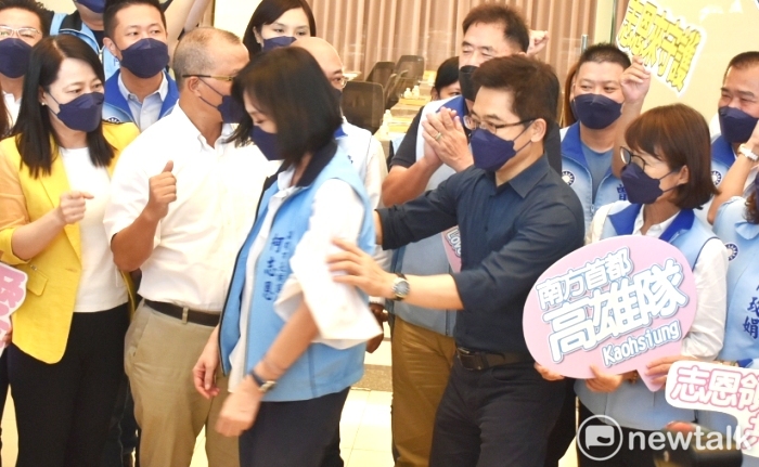 黃健庭親自為柯志恩披上戰袍。 圖：孫家銘攝