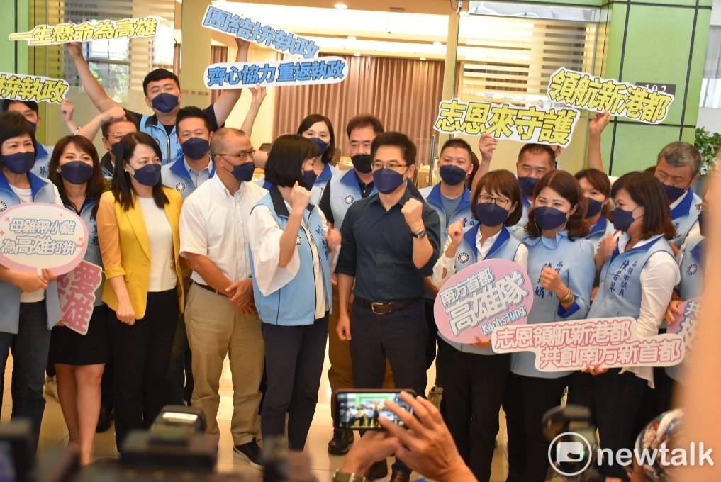 黨籍同志為柯志恩加油打氣。 圖：孫家銘攝