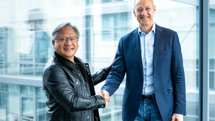 NVIDIA創辦人暨執行長黃仁勳(圖左)與西門子總裁暨執行長Roland Busch(圖右)。