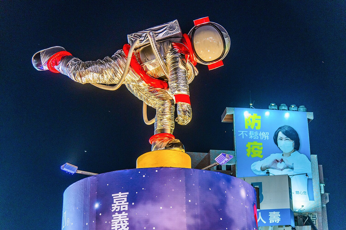 科學168太空人今晚降落嘉義市中央噴水池，令人驚艷。 圖：嘉義市政府/提供