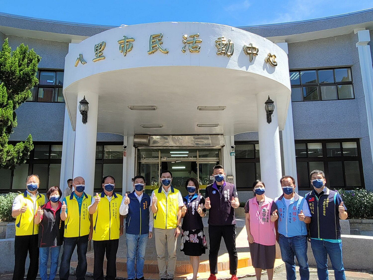 由八里舊公所改建之新北市八里市民活動中心及銀髮俱樂部今(30)日舉行啟用典禮，新北市民政局長柯慶忠、八里區長陳炳仲、地方民代及里長共同揭牌啟用 圖：八里區公所提供