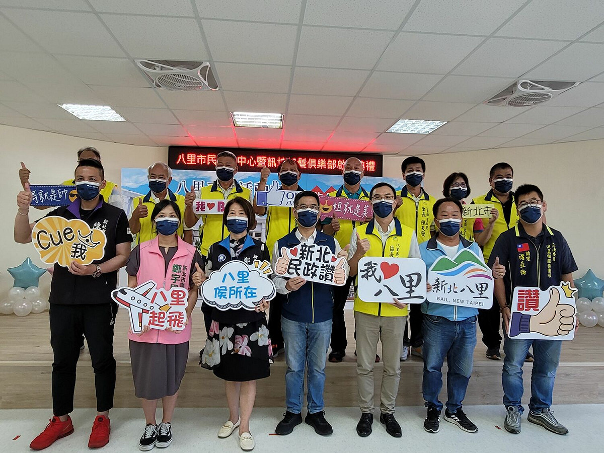 球場開放時間為上午6時至晚間10時，未開放時間請勿使用球場以免影響周遭居民作息。疫情期間也請市民們遵守防疫規定，保護自己也保護他人。 圖：八里區公所提供
