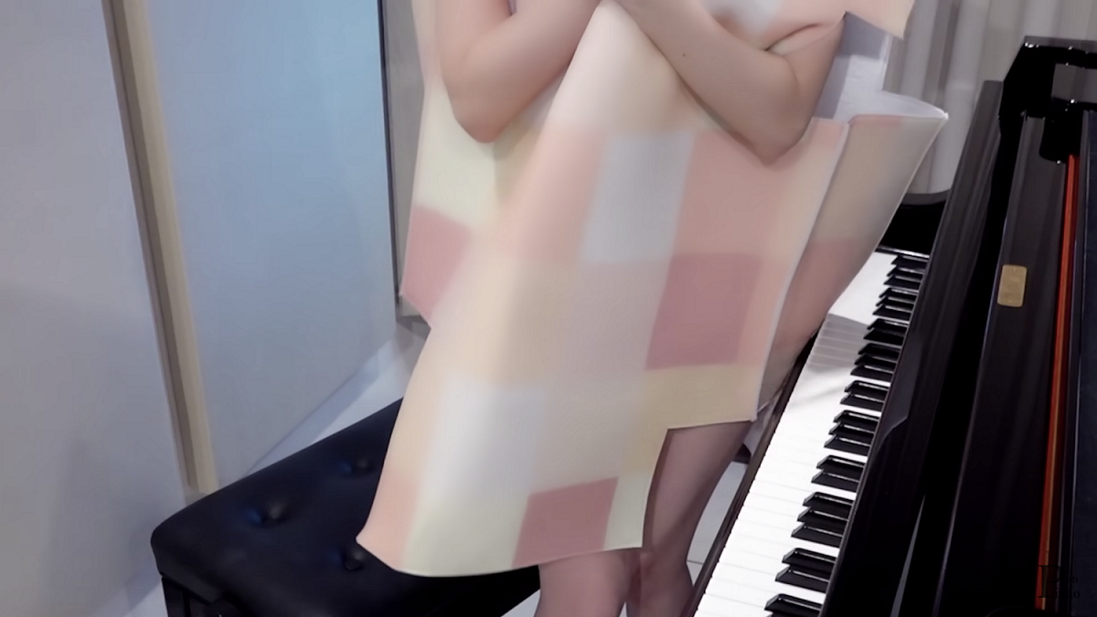 「Pan Piano」雙手抱胸，裝作十分慌張的模樣。 圖：翻攝自Pan Piano YT