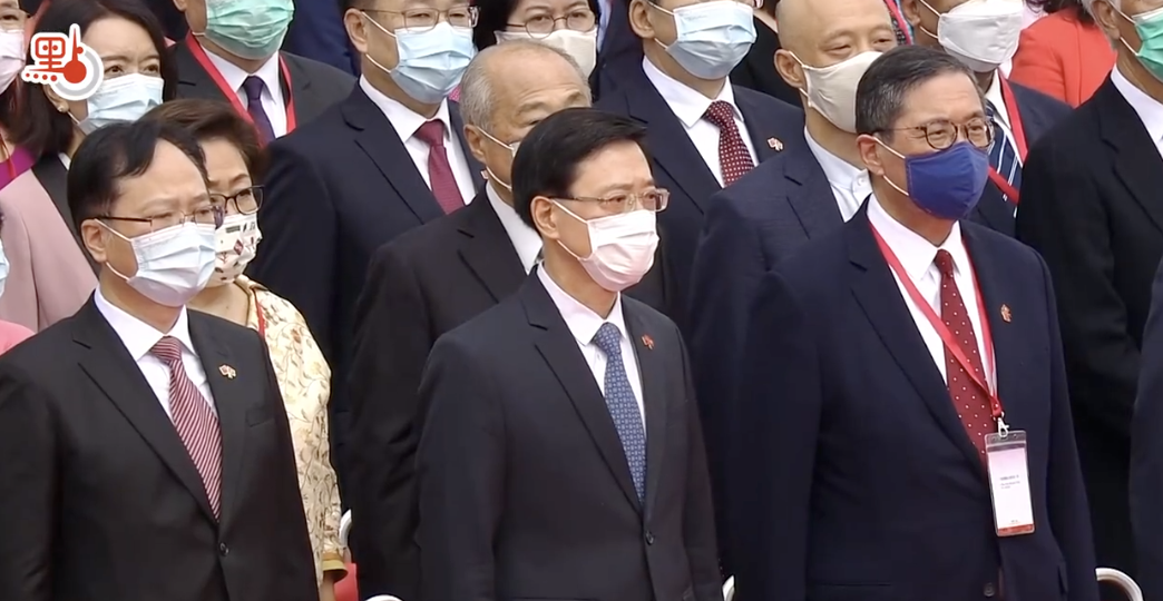 新任香港特首李家超主持升旗典禮，多位親北京高官參與，中共國家主席習近平沒有到場。 圖：擷取自點新聞微博