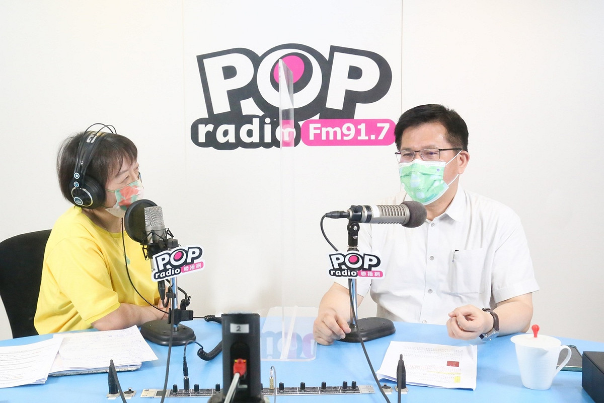 前交通部長林佳龍1日接受《POP搶先爆》主持人邱明玉 圖：《POP搶先爆》提供