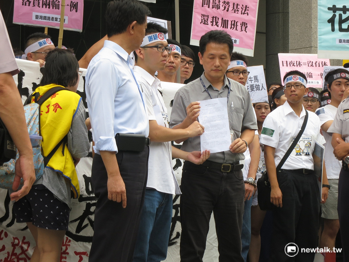 交通部官員接下台鐵產業工會陳情書，但並未公開發言回應工會訴求。 圖：呂佳峻/攝