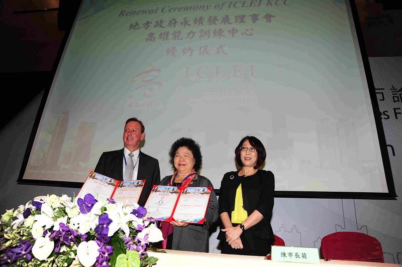 高雄市長陳菊與「地方政府永續發展理事會」ICLEI世界秘書長Gino Van Begin共同簽署第2期5年合約。 圖：高雄市政府提供