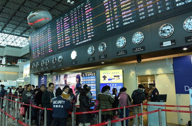桃園機場公司6日晚間發布「雷暴當空警報」，暫停地勤作業約1小時，約40架次航班、萬名旅客受到影響。 圖：中央社資料照片