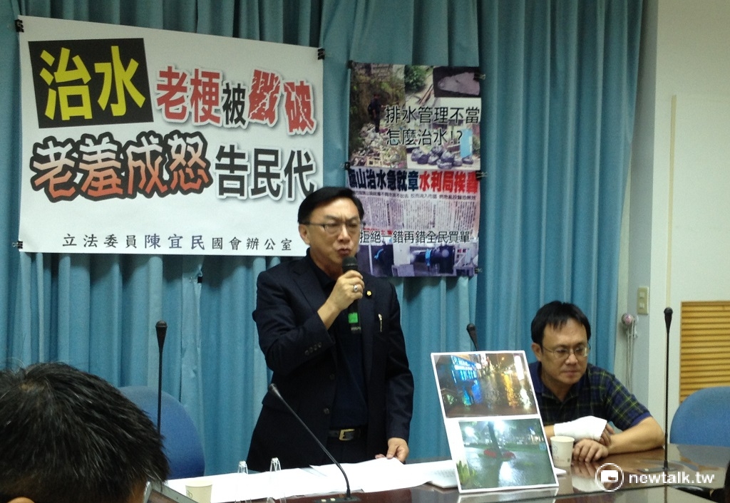 國民黨籍立委陳宜民(左)7日表示，他因日前替高雄太平商場拆遷案發聲遭高雄市長陳菊提告，因而要求陳菊撤告。 圖：周富美/攝