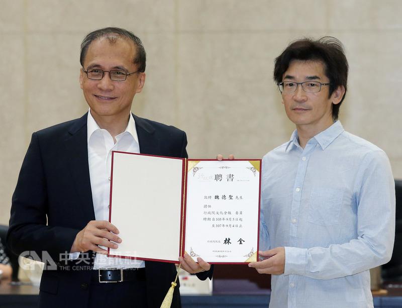 行政院成立「文化會報」，院長林全（左）頒發聘書給知名導演魏德聖（右）。 圖：中央社提供