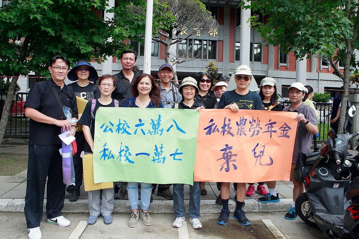 私校教師年金改革聯盟9月3日近百人赴教育部前陳情，抨擊年金改革委員會中獨缺私校代表，不具正當性。 圖：私校盟提供