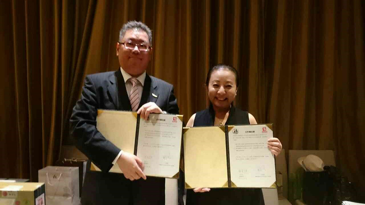 嘉義縣長張花冠（右）與台北雄獅、高雄惠康等旅行社簽訂觀光合作備忘錄，在越南等國力推嘉義觀光文化。 圖：嘉義縣政府提供
